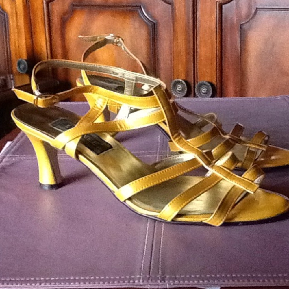 10M 3 inch heel yellow gold metallic sexy pump🌻🌻